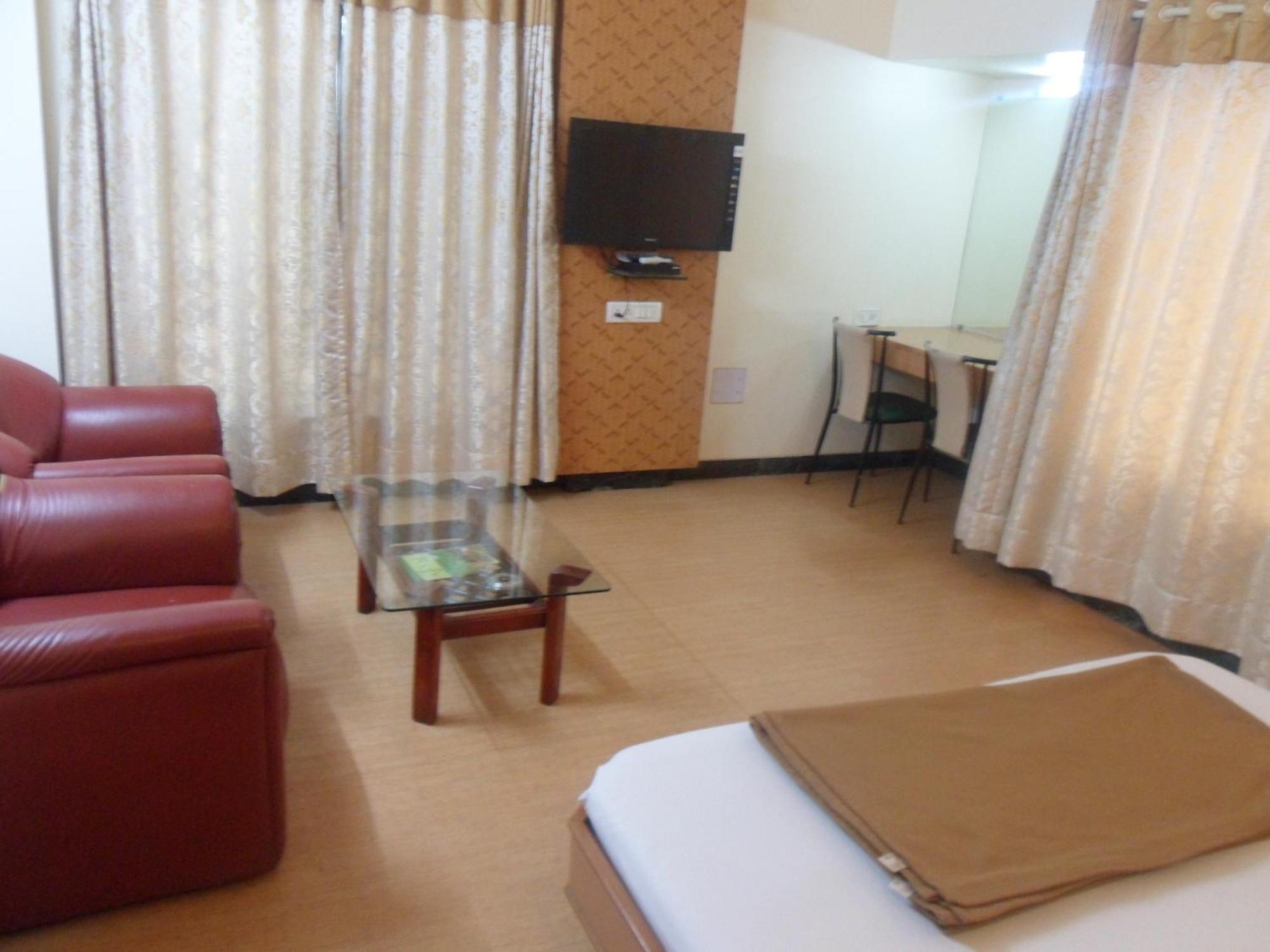 Hotel Pooja International Нашик Номер фото